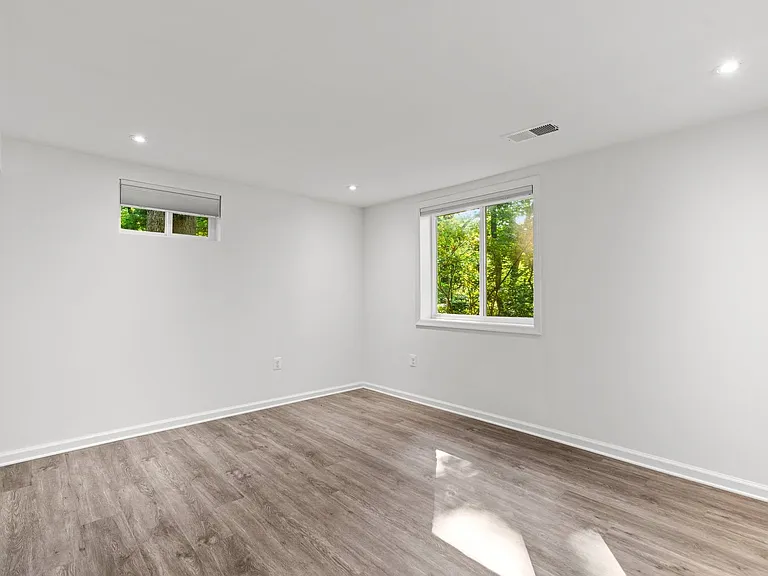 109 Devon Ct — Photo 32