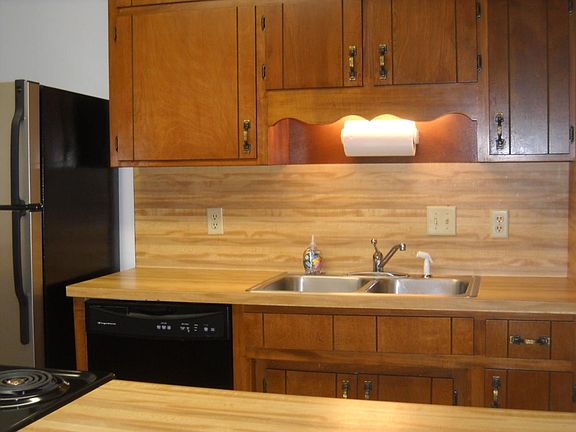 Full kitchen, garbage dispo, ice maker