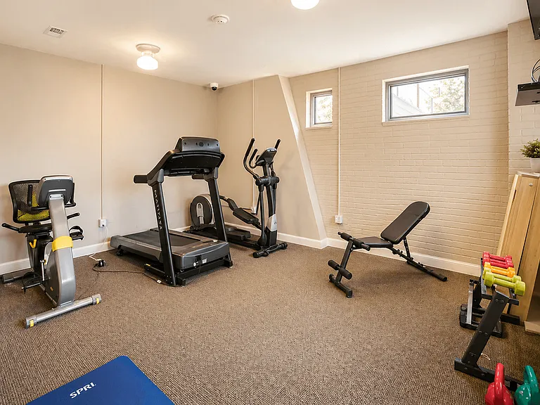 Highland Memorial Apartments — Photo 9