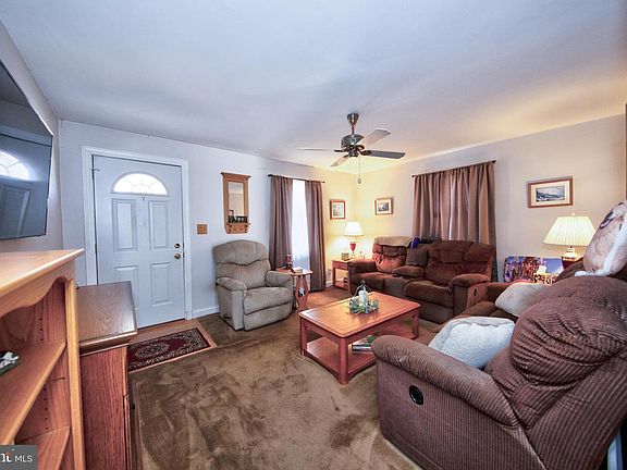 4th image of 105 Chestnut Ln