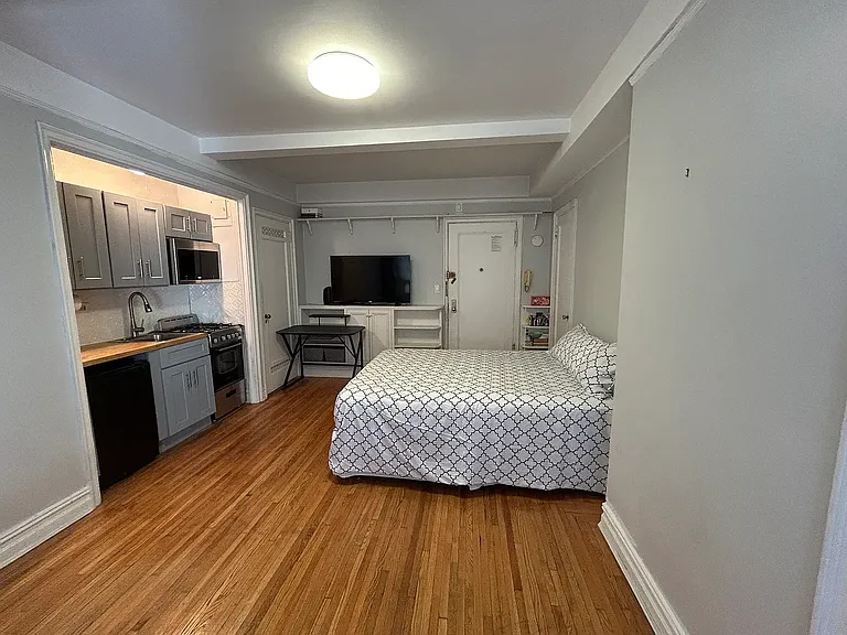 457 W 57th St #514 — Photo 2