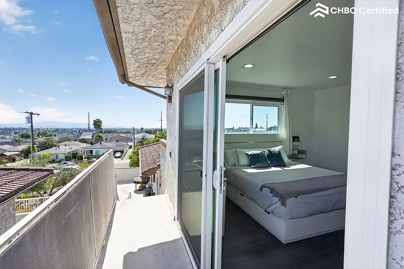 Furnished 2 Bedroom Corporate Rental — Photo 3
