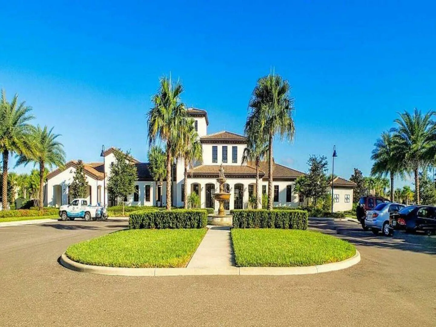 Qin 8 Bedroom Pool Home in Resort Community — Photo 2