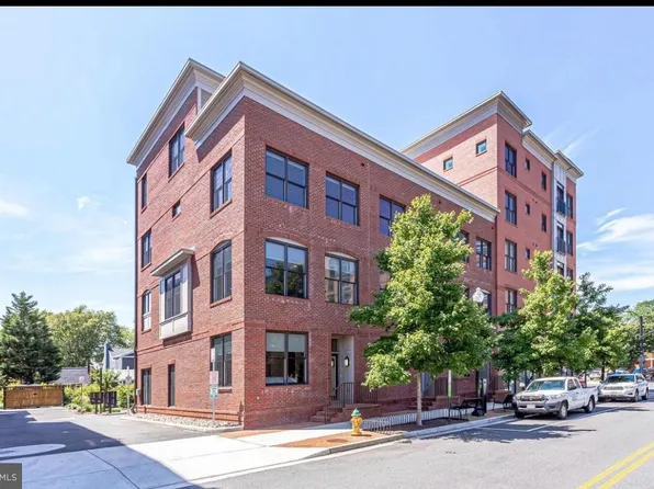 2810 11th St S #T001, Arlington, VA 22204