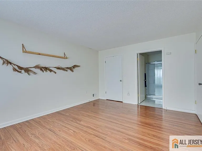 69 Amberly Ct — Photo 11