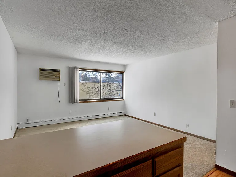 4320 36 1/2 St W — Photo 5