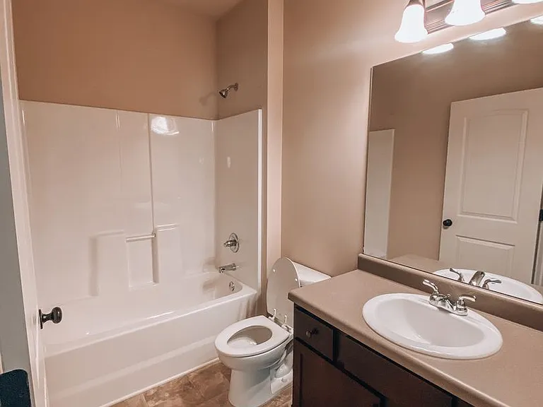 1532 Middleton Dr — Photo 2