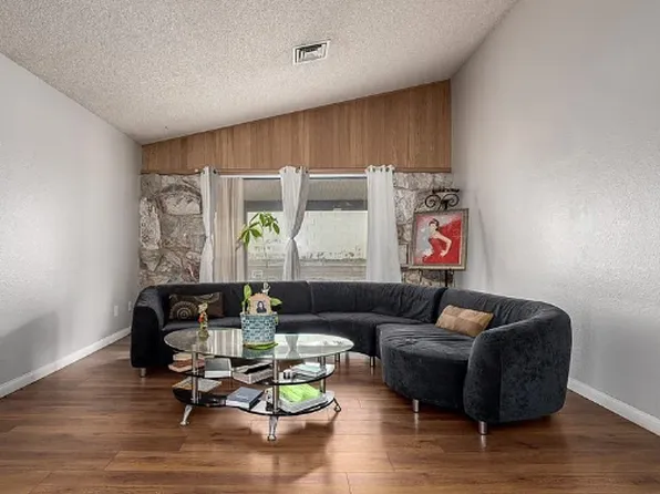 6433 Pearcrest Rd, Las Vegas, NV 89108