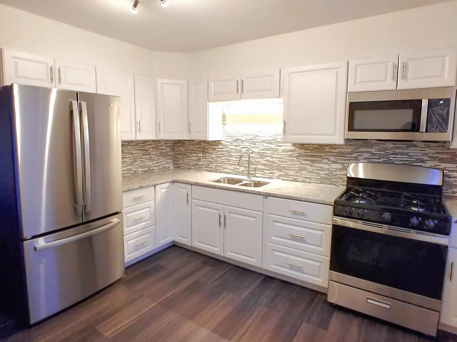 2 bed, 1000 sqft, $1,985 — Photo 1