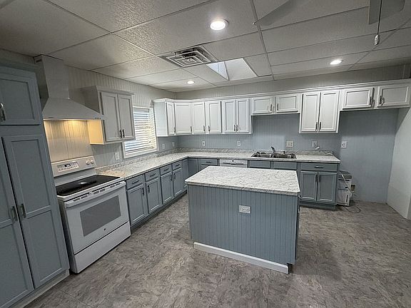 Kitchen; Island; Skylight