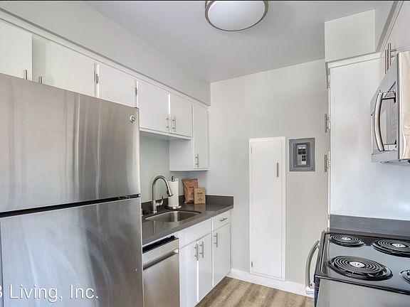 3rd image of 284 Tyrella Ave APT 14