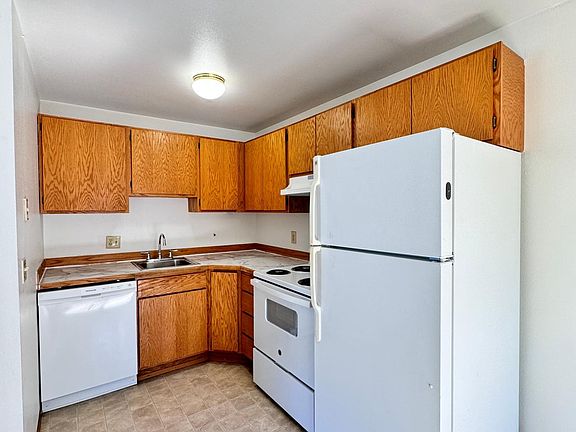 5th image of 3033 NE 140th St APT 8