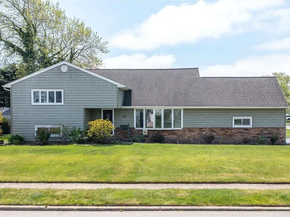 50 Overlea Street N, Massapequa Park, NY 11762
