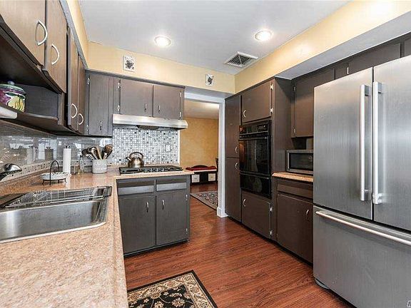 3rd image of 18 Woodoak Ln