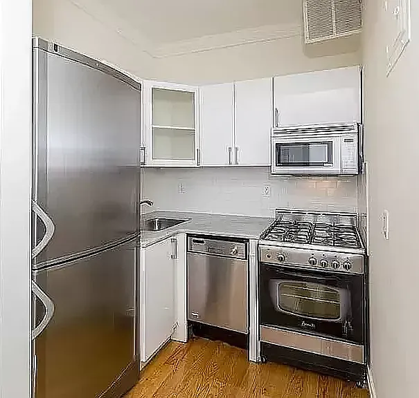 338 E 55th St #2-B — Photo 2