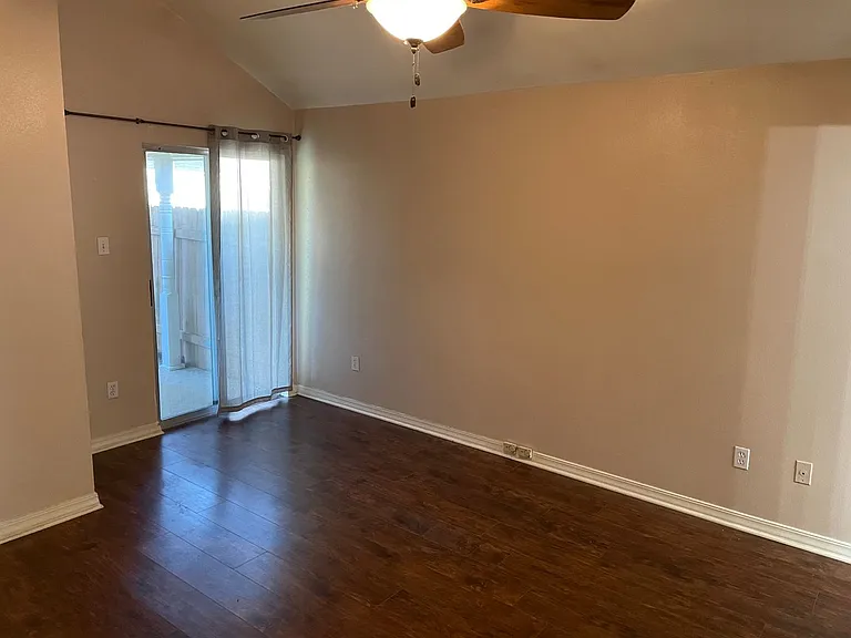 1336 Pecan Sq — Photo 7