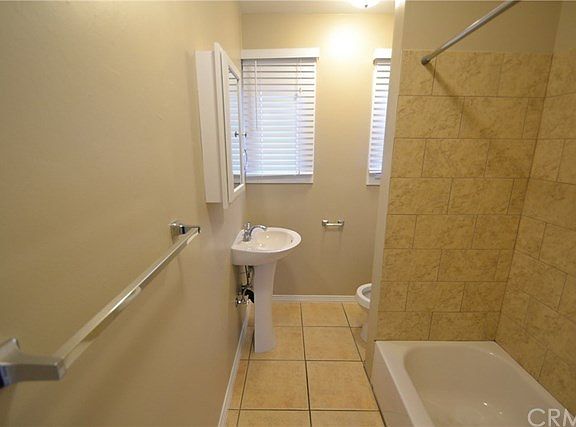 4th image of 1136 W 87th St