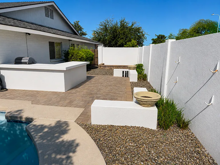 5918 S Clark Dr — Photo 9