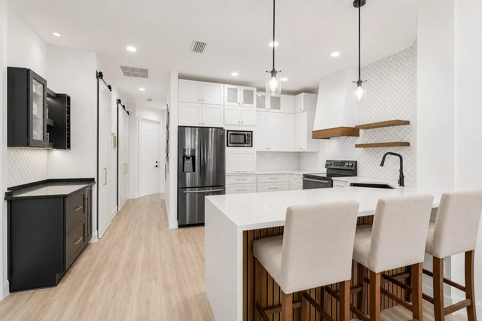 3 bed, 2.0 bath, 1482 sqft, $4,600 — Photo 4