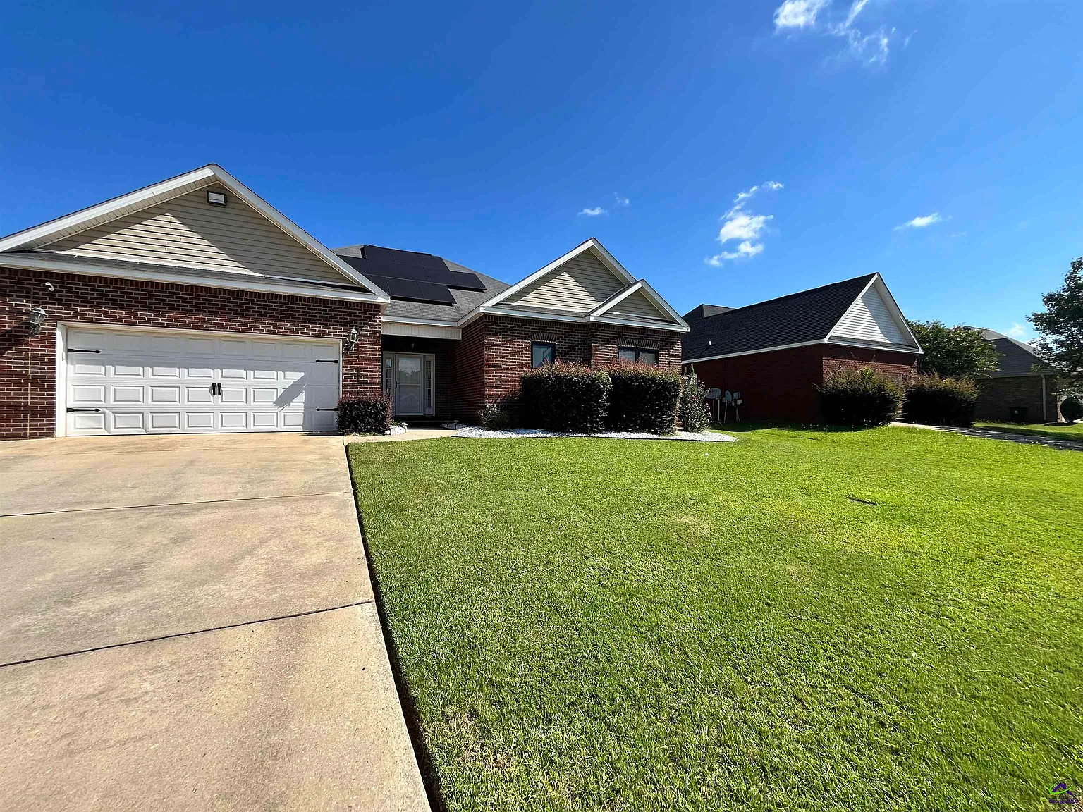 4 bed, 2.0 bath, 2810 sqft, $2,600 — Photo 2