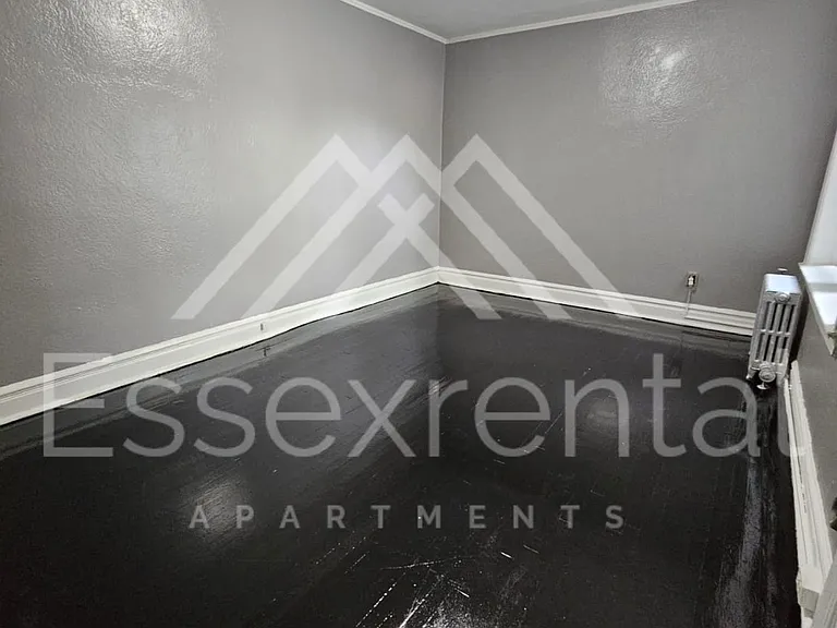 160 Grumman Ave — Photo 4
