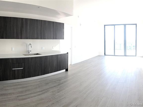 4th image of 2960 NE 207th St Unit 1203