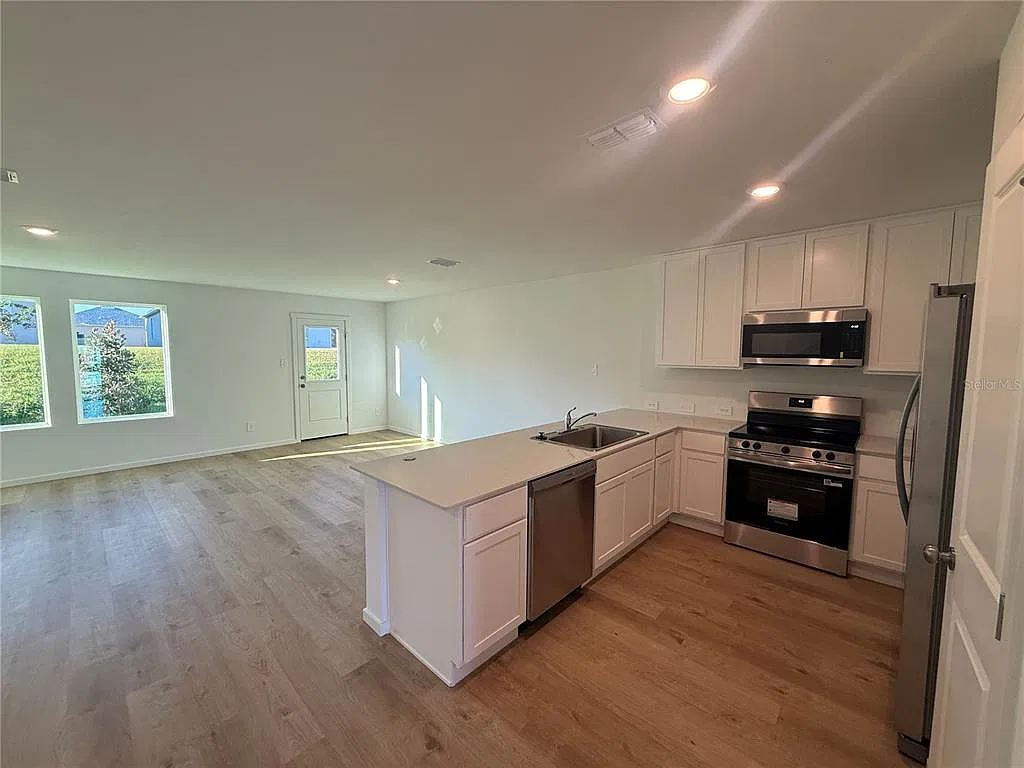 3 bed, 2.5 bath, 1386 sqft, $1,900 — Photo 2