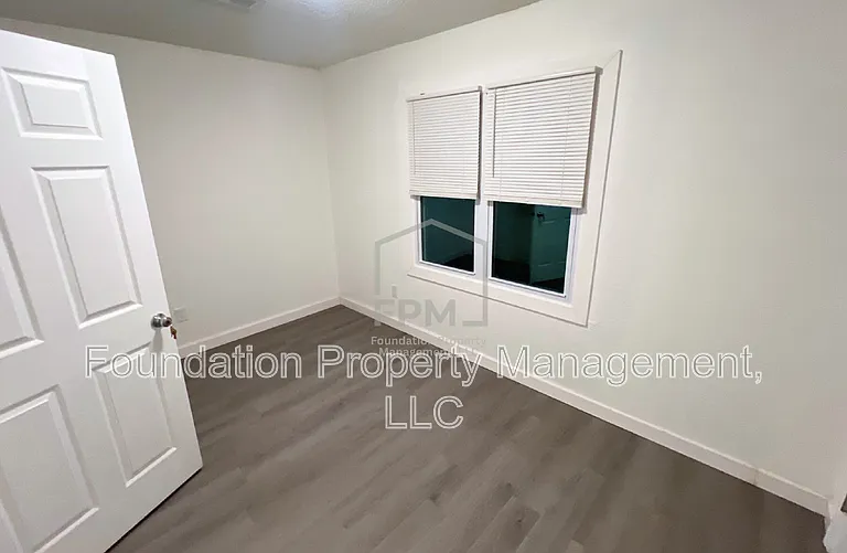 2773 Waverly Ave — Photo 7