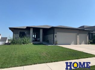 1220 N 101st St, Lincoln, NE 68527