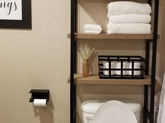 5th image of 203 Poplar St