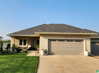 903 Hoeven Dr, Alton, IA 51003