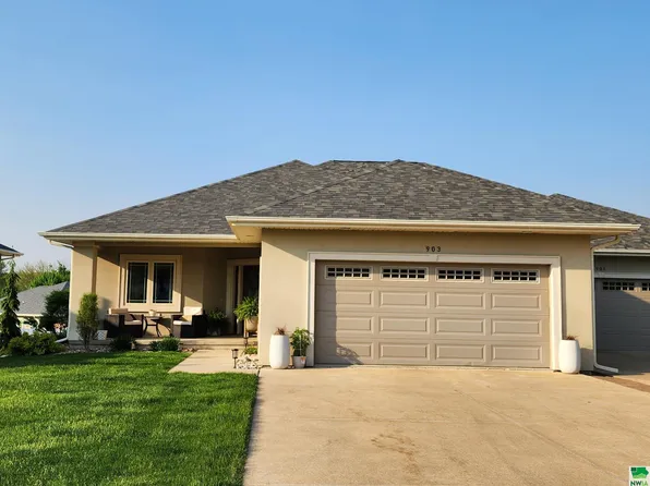 903 Hoeven Dr, Alton, IA 51003