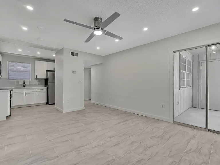 Tidewater Apartments — Photo 9