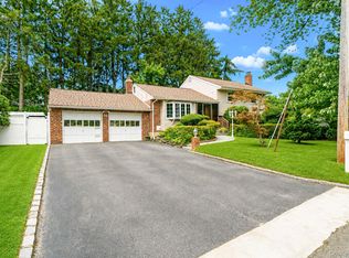 11 Carrol Place, Greenlawn, NY 11740