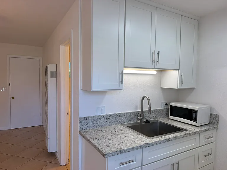 814 5th St #8 — Photo 16