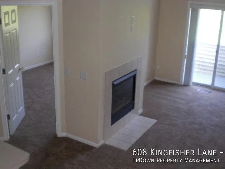 608 Kingfisher Ln #E — Photo 5
