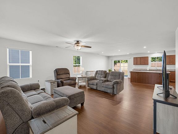 5th image of 664 Hardwood Dr