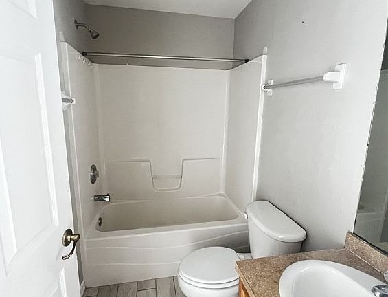 5th image of 1019 SE 11th St #2