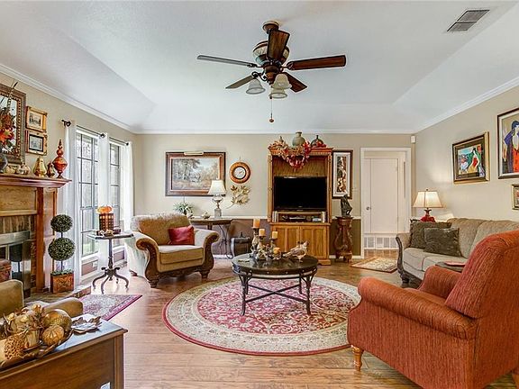 4th image of 1508 Hemphill Dr