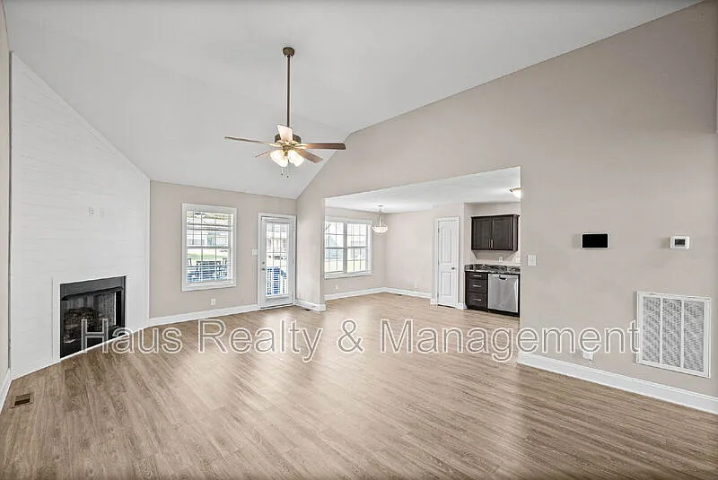 3 bed, 2.0 bath, 1416 sqft, $1,900 — Photo 3