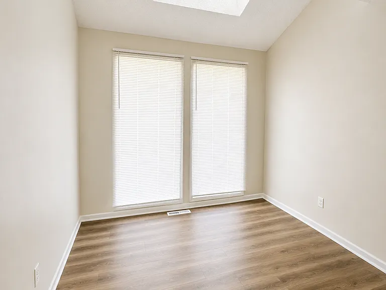 324 NE Cedar Ct — Photo 8