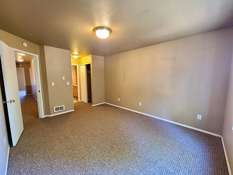 400 E River Ave — Photo 15