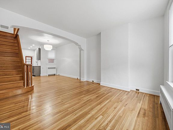 4th image of 325 Leverington Ave
