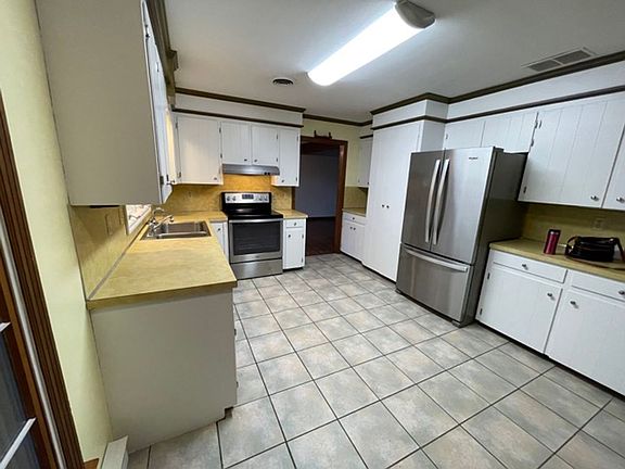 5th image of 735 E King St