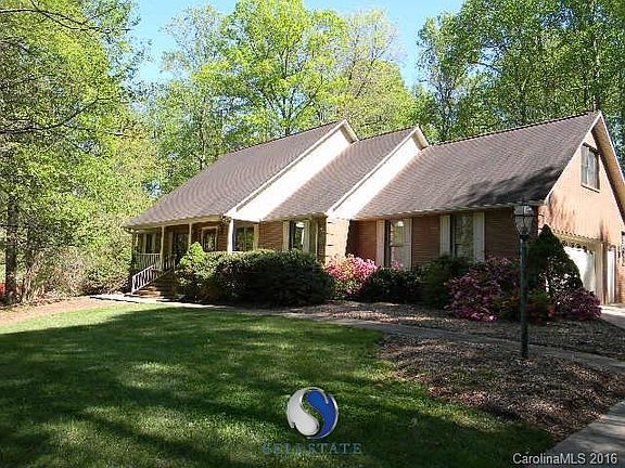 Beautiful Brick Ranch Home with full brick detached 2 car garage. Tons of possibilities! Gorgeous lo