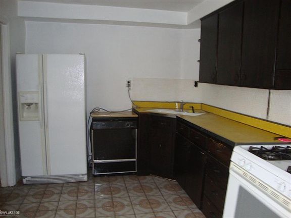 3rd image of 32453 Beaconsfield St