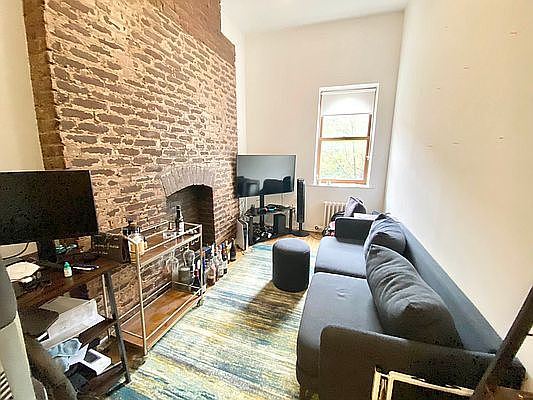 2nd image of 244 Waverly Pl APT 4A