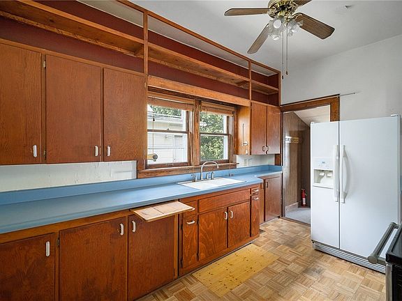 3rd image of 2064 E Grand Ave