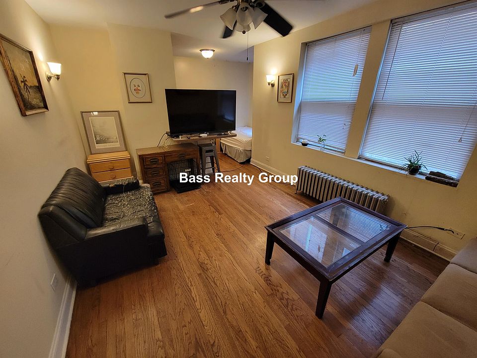 1st image of 1369 W Greenleaf Ave #207