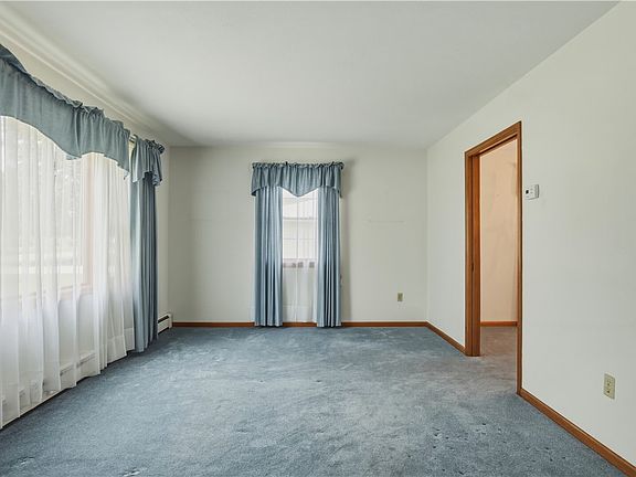 5th image of 124 Holiday Dr